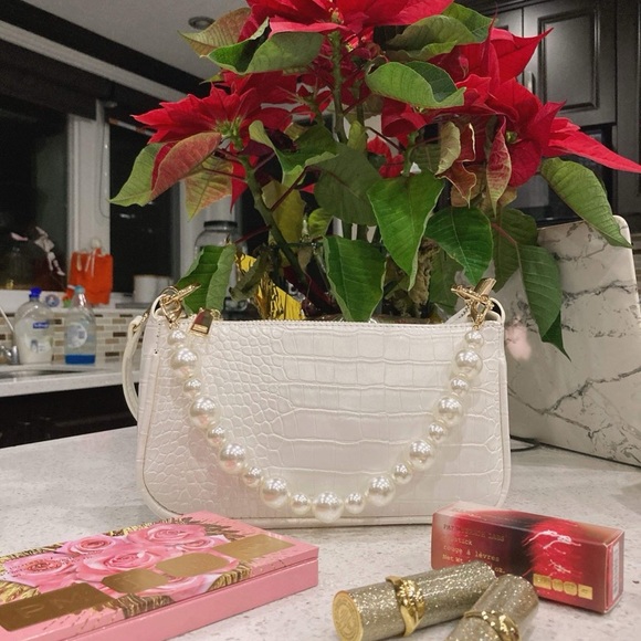 White Moonlowa Shoulder Bag with Pearl Straps💕 - Picture 6 of 10